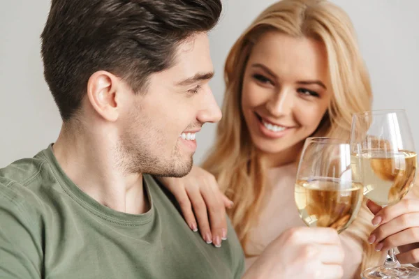 Pasangan muda yang bahagia mencintai minum sampanye anggur putih . — Stok Foto