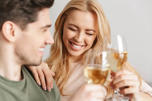 Jovens felizes casal amoroso beber álcool vinho branco champanhe . — Fotografia de Stock