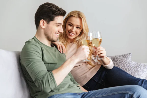 Happy νεαρό ζευγάρι αγαπώντας κατανάλωση αλκοόλ λευκό κρασί σαμπάνιας. — Φωτογραφία Αρχείου