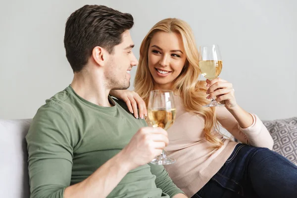 Sorrindo jovem casal amoroso beber álcool vinho branco champanhe . — Fotografia de Stock