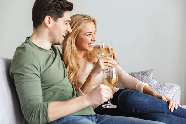 Χαμογελαστός νεαρός αγάπη ζευγάρι πόσιμο αλκοόλ λευκό κρασί σαμπάνιας. — Φωτογραφία Αρχείου
