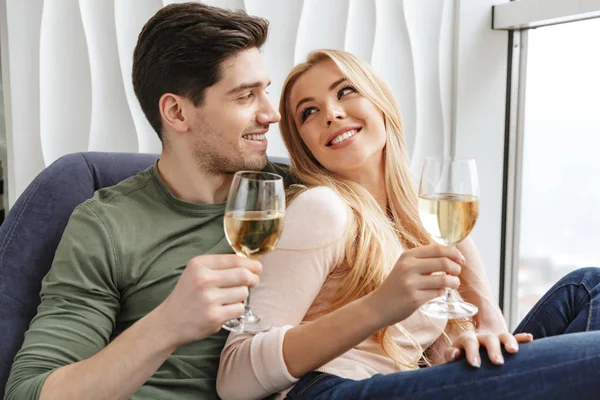 Lächelndes junges Liebespaar trinkt Alkohol Weißwein Champagner. — Stockfoto