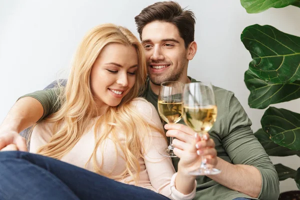 Happy νεαρό ζευγάρι αγαπώντας κατανάλωση αλκοόλ λευκό κρασί σαμπάνιας. — Φωτογραφία Αρχείου
