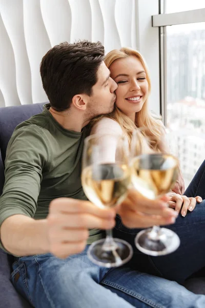 Leende unga älskande par som dricker alkohol vita vin champagne. — Stockfoto
