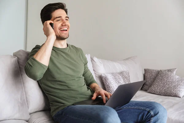 Sonriente joven hablando por teléfono móvil — Foto de Stock