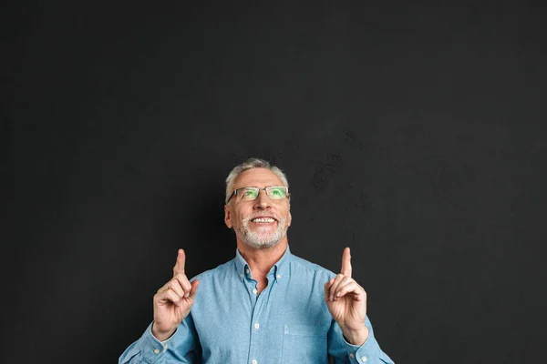 Porträt eines Mannes mittleren Alters Mitte 50 mit grauen Haaren und Bart im Haar — Stockfoto