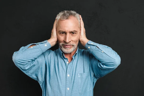 Image of irritated man 50s wearing shirt grabbing his head and c — Stock Photo, Image