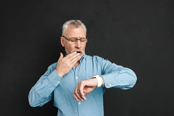 Photo of mature unshaved man 60s with grey hair wearing eyeglass — Stock Photo, Image