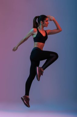 Tam uzunlukta portre profil kadın fitness eğitmeni wea
