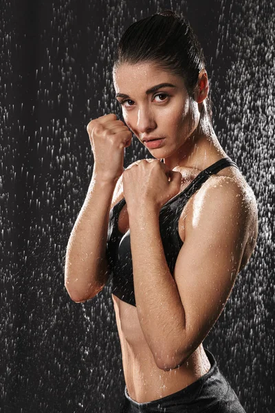 Retrato de una deportista bastante concentrada haciendo kickboxing exe — Foto de Stock