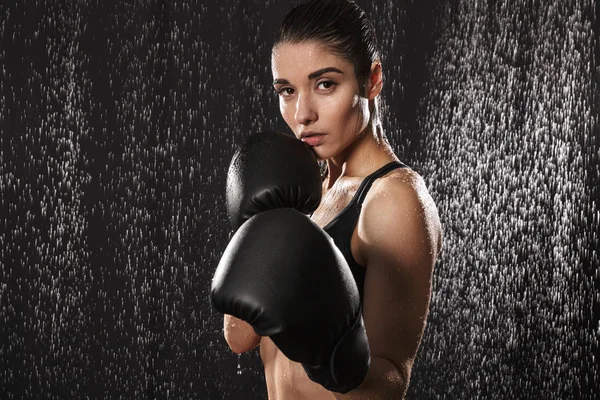 Fuerte mujer delgada boxeo usando guantes y de pie en defensa — Foto de Stock