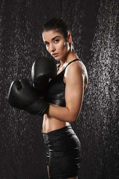 手袋とデフに立って健康体操女性キック ボクシング — ストック写真