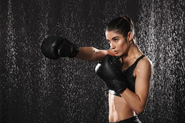 Жіночий боєць 20-х у спортивному одязі та чорних боксерських рукавичках переміг — стокове фото