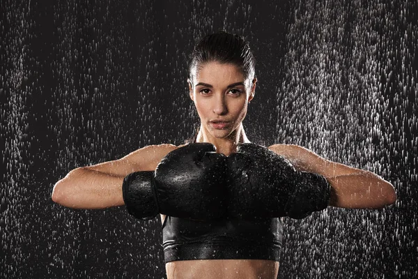 Güçlü fitness kadın savaşçı 20'li yaşlarda kara kutu tutmak spor giyim — Stok fotoğraf