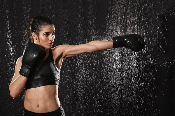 Жіночий боєць 20s з ідеальним тілом у спортивному одязі та чорній коробці — стокове фото