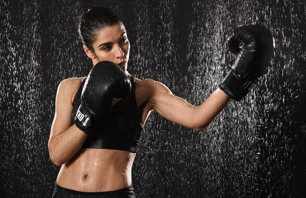 Жінка-боєць 20-х років у спортивному одязі робить спортивні вправи — стокове фото