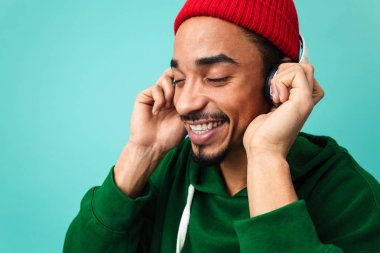 Bir gülümseyen genç afro Amerikalı adam portresi kapatın