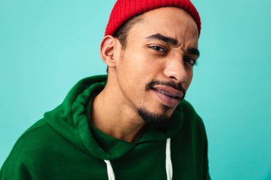 Bir şüpheli genç afro Amerikalı adam portresi kapatın