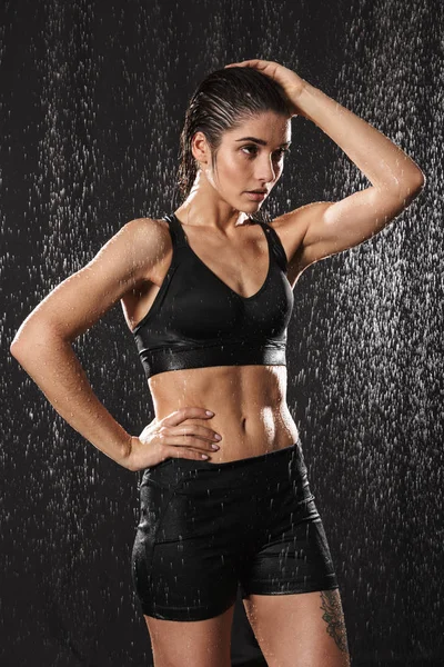 Retrato de una joven deportista en forma — Foto de Stock