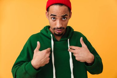 Bir karışık genç afro Amerikalı adam şapkalı portresi