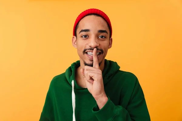 Portret van een lachende jonge afro-Amerikaanse man in hat — Stockfoto