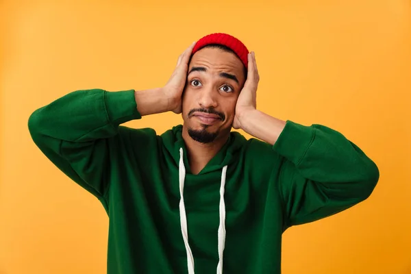 Portret van een geschokt jonge afro-Amerikaanse man in hat — Stockfoto