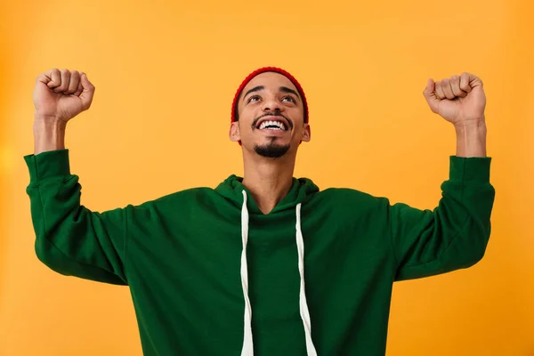 Portret van een gelukkig jonge afro-Amerikaanse man in hat — Stockfoto