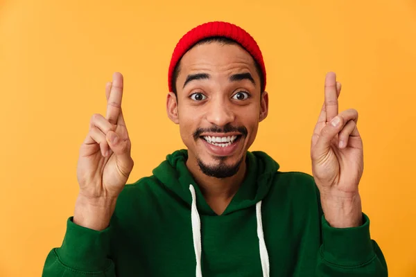 Portrét šťastné mladé afro americký muž v klobouku — Stock fotografie