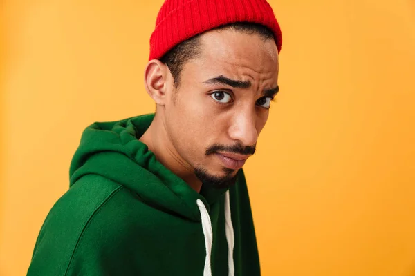 Ritratto di un giovane afro americano in cappello — Foto Stock