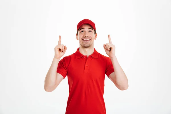 Gelukkig jonge levering man wijzen geïsoleerd — Stockfoto