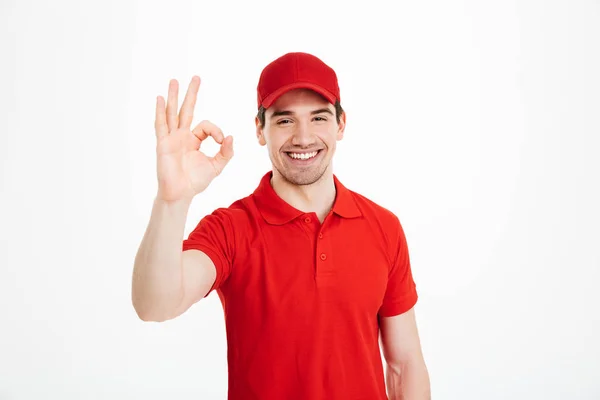 Jeune livreur souriant en bonnet rouge — Photo