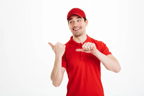 Immagine di bel fattorino in uniforme rossa sorridente e puntuale — Foto Stock