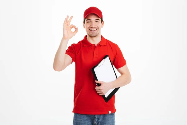 빨간 t-셔츠와 모자 미소에 낙관적 배달 남자의 이미지 — 스톡 사진