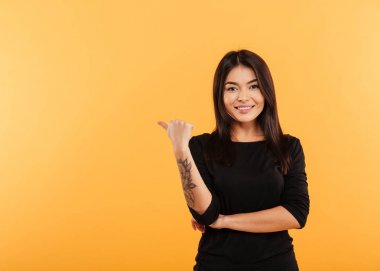 Dövme olan siyah giysili güzel esmer kadın 