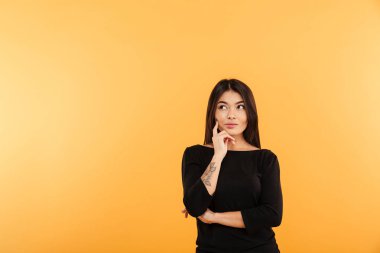 İzole duran düşünceli genç kadın