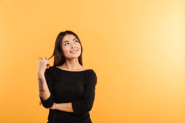 İzole duran neşeli genç kadın