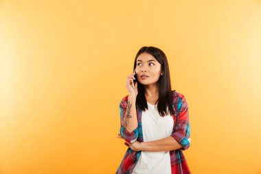 Konuşmak güzel, genç bir Asyalı kız portresi