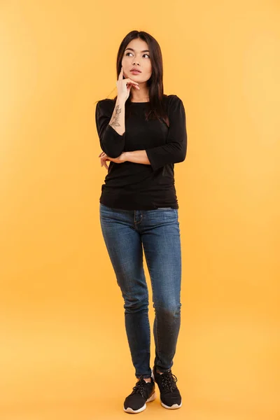 Jeune femme réfléchie debout isolé — Photo