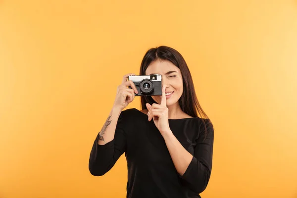 Vrolijke jonge vrouw fotograaf — Stockfoto