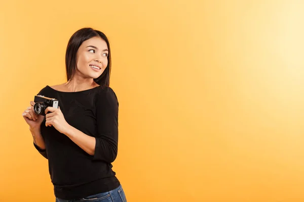 陽気な若い女性写真家 — ストック写真