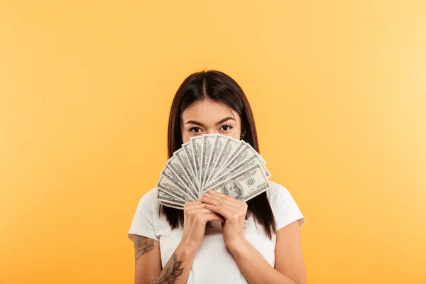 Mujer joven bonita cubriendo la cara con dinero . —  Fotos de Stock