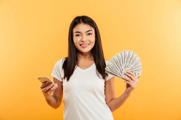 Portréja egy csinos, fiatal ázsiai lány mutatja a pénz — Stock Fotó