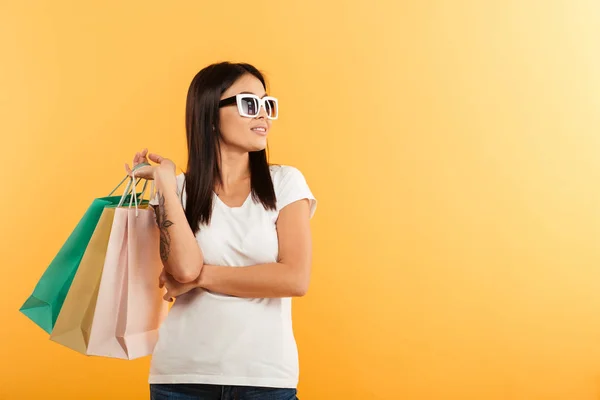 Retrato de um sorridente jovem asiático menina segurando sacos de compras — Fotografia de Stock