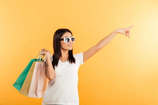 Retrato de uma menina asiática feliz segurando sacos de compras — Fotografia de Stock