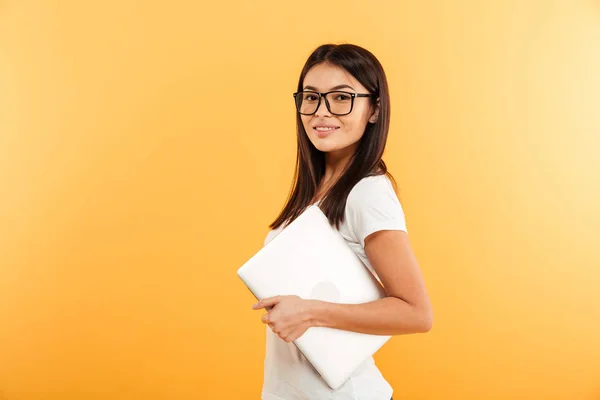 Retrato de una joven asiática confiada en gafas —  Fotos de Stock