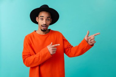 Bir sürpriz genç afro Amerikalı adam şapkalı portresi