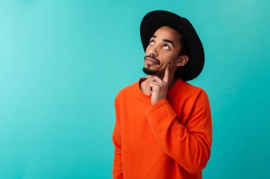 Bir düşünceli genç afro Amerikalı adam şapkalı portresi