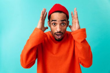 Bir şok genç afro Amerikalı adam şapkalı portresi