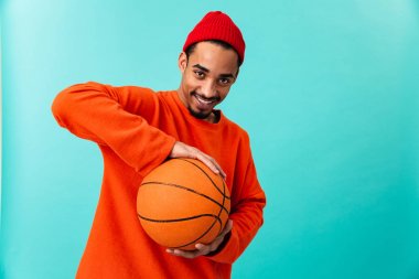 Bir mutlu genç afro Amerikalı adam şapkalı portresi