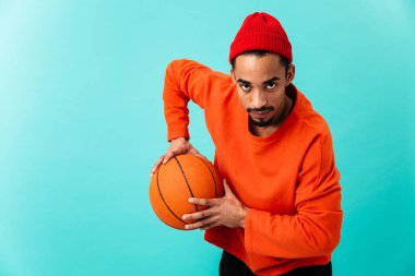 Bir konsantre genç afro Amerikalı adam portresi